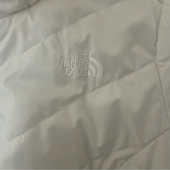 The North Face Women's White Puffer Jacket - Picture 3 of 4